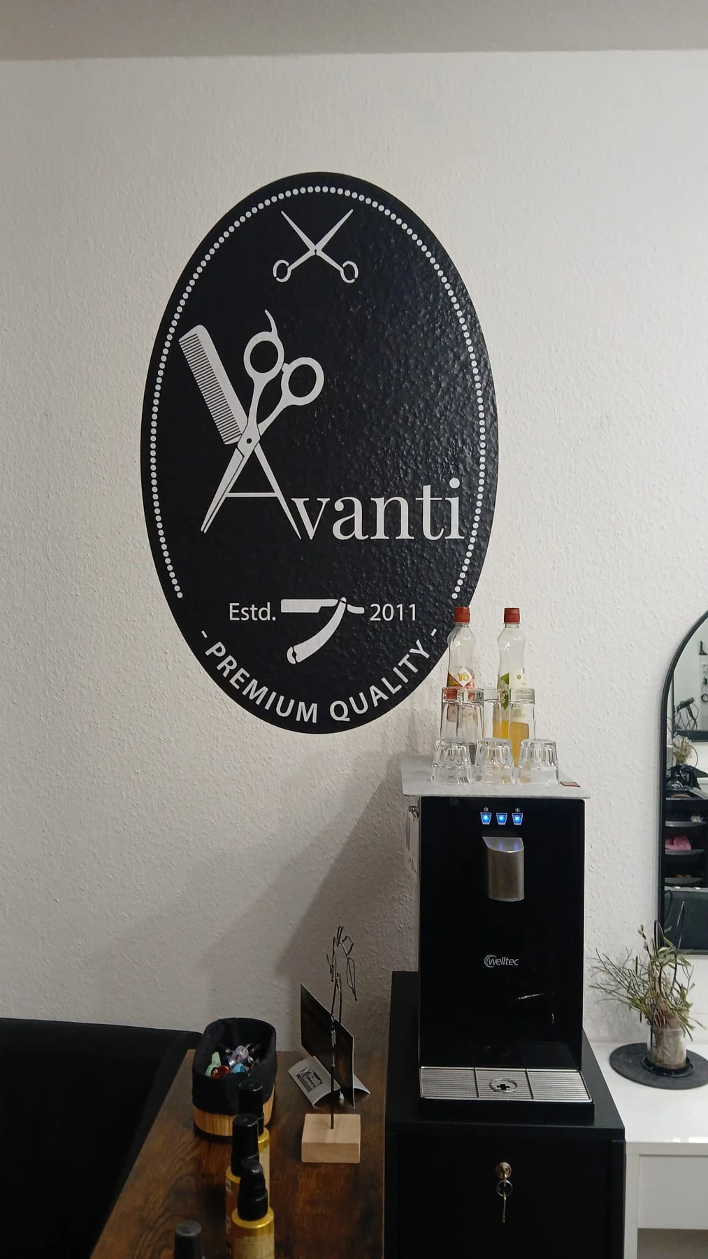 Logo und Innenansicht des Avanti Haarstudios