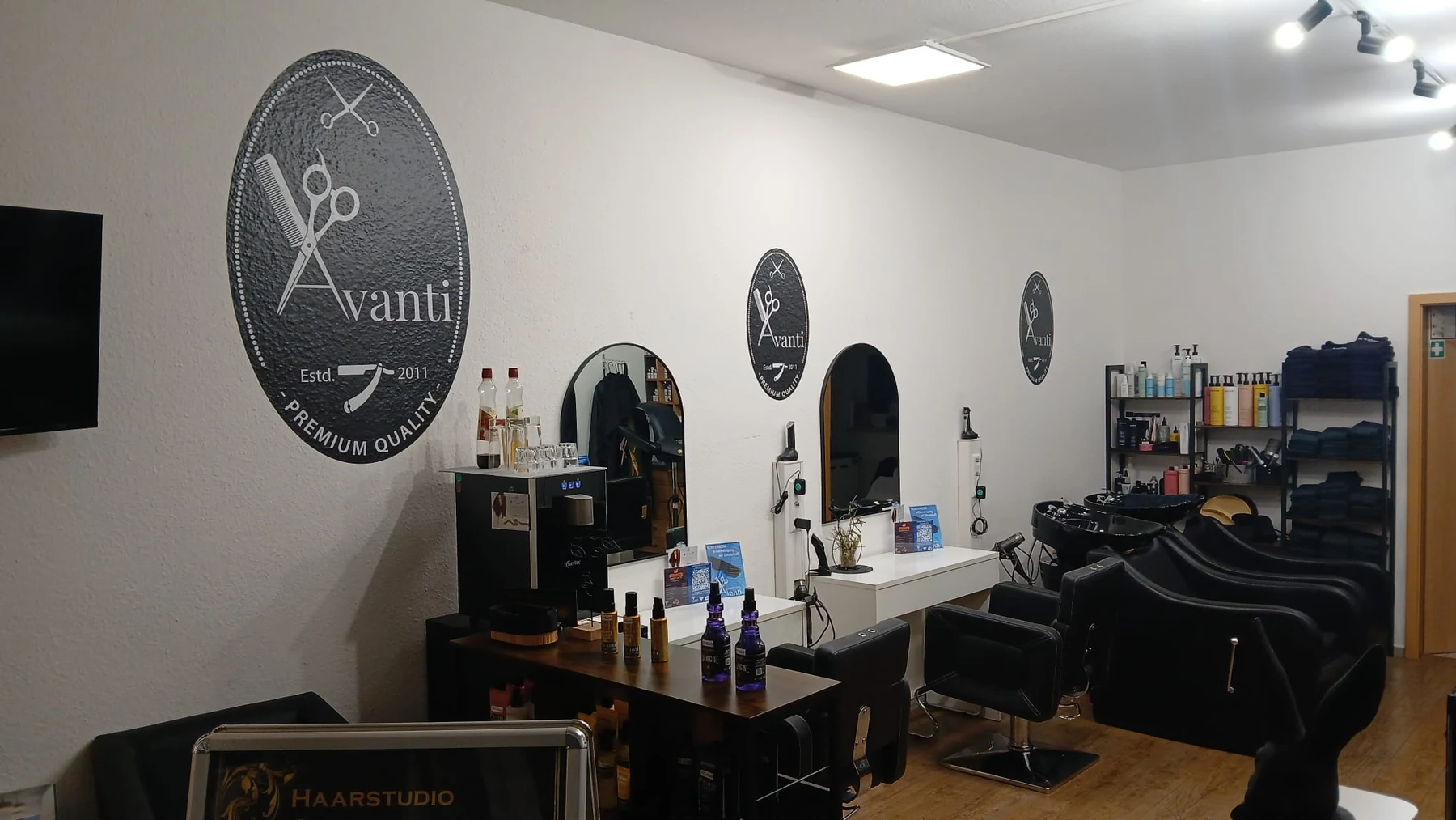 Moderner Salonbereich mit Spiegelplätzen im Avanti Haarstudio